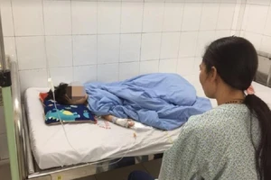 Chó pitbull nặng 25kg giật xích cắn nát đùi bé 3 tuổi