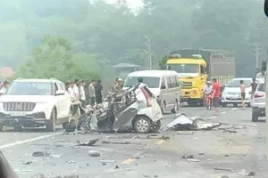 Xe con nát bét khi đối đầu xe tải, 1 người chết thảm