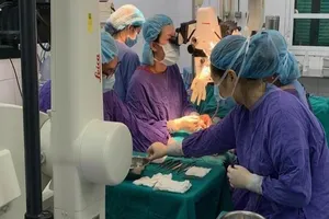 Bé 9 tuổi bị lột da dương vật do trèo cây tụt xuống quá nhanh