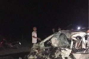Ô tô biến dạng sau va chạm với xe tải, tài xế tử vong