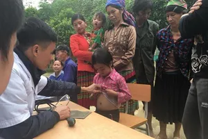 Nơi bác sĩ thường xuyên đỡ đẻ bên vách núi, lưng chừng đèo