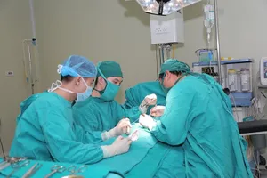 Phẫu thuật cho bé trai bị lún dương vật, tinh hoàn "chạy trốn"