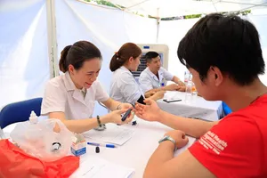 Gần 50.000 người 'Đi bộ vì sức khỏe' giữa trời nắng đỉnh điểm