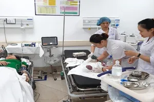 10 phút ngoạn mục cứu em bé đẻ rơi trên xe taxi 