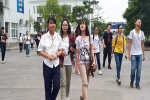 Thí sinh tại điểm thi trường THPT chuyên Nguyễn Huệ, Hà Đông. Ảnh: Hà Phượng