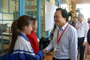 Thí sinh Đắk Lắk bất ngờ vì được Bộ trưởng Nhạ đến hỏi thăm