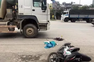 Nam sinh bị xe bồn tông gãy chân trên đường đi thi về
