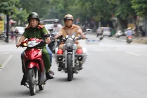 Công an hú còi 'hộ tống' thí sinh ngủ muộn đến phòng thi