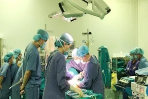 Lần đầu ghép gan, thận cùng lúc cho bệnh nhân ngoại quốc