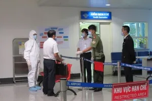 Hành khách các chuyến bay quốc tế vào Việt Nam được kiểm tra thân nhiệt. Ảnh: Thu Nguyệt (Bộ Y tế)