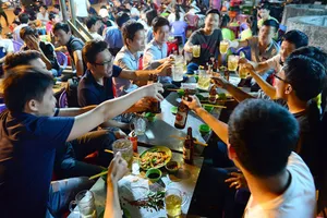 Bộ Y tế: Ngày tết mỗi người chỉ nên uống 2 lon bia 1 ngày