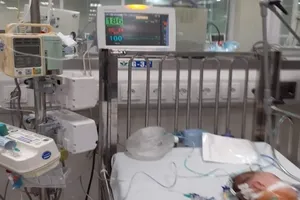 Bé 3 tháng nguy kịch vì uống sữa non trộn với sữa mẹ