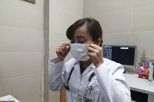 Cách đeo khẩu trang đúng hạn chế lây nhiễm virus Corona
