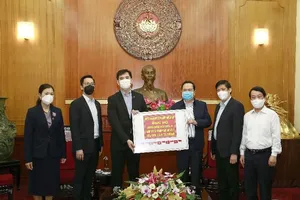 Bộ Y tế tiếp nhận tiền và thiết bị xét nghiệm chống dịch COVID