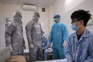 Dịch COVID-19 ngày 11-4: Không loại trừ bệnh nhân nặng tử vong