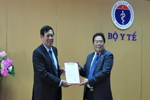 Ông Đỗ Xuân Tuyên (bên trái) nhận quyết định chuẩn y. 