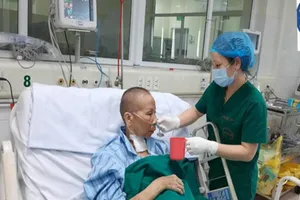 Bác gái bệnh nhân 17 hồi phục ngoạn mục, vẫy tay chào bác sĩ 