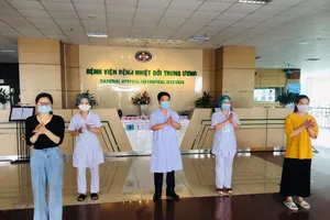 Các bệnh nhân COVID-19 được xuất viện ngày 18-5 tại BV Bệnh Nhiệt đới Trung ương. Ảnh: HÀ PHƯỢNG