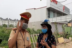 Bị CSGT 'vịn', tài xế SH lấy cớ đi vệ sinh rồi bỏ đi mất