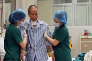 Hôm nay 27-5, bác gái bệnh nhân 17 được xuất viện