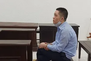 Vào biệt thự ăn trộm rồi lấy quần đùi của gia chủ để...tắm rửa