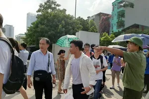 Phụ huynh xin làm thủ tục dự thi thay con vì con bận