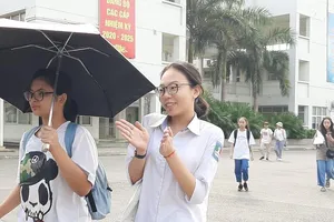 Thi lớp 10 ở Hà Nội: 'Chưa thấy đề tiếng Anh nào dễ như vậy' 