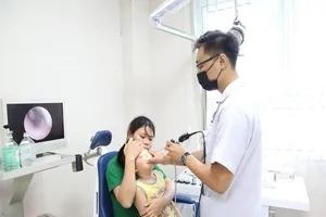  Rửa mũi nhầm thuốc tẩy nốt ruồi, bé 5 tuổi phải nhập viện