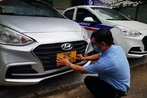 Những tài xế đầu tiên được cấp biển số màu vàng