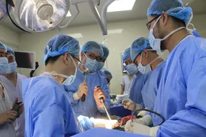 Ca mổ thay toàn bộ xương đùi thứ 2 tại Việt Nam