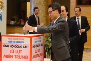 Bộ trưởng Phùng Xuân Nhạ kêu gọi ủng hộ thầy trò miền Trung