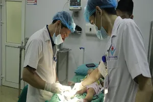 Đắp thuốc nam chữa bỏng, hai chân bé 17 tháng nhiễm trùng nặng