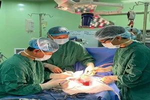 Cắt bỏ 1 phần gan cứu bé 14 ngày tuổi có khối u máu lớn