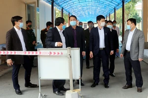 Phó Chủ tịch UBND tỉnh Nguyễn Văn Khước kiểm tra khu cách ly tập trung tại Trung tâm Y tế huyện Vĩnh Tường. Ảnh: https://vinhphuc.gov.vn