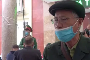 Nhiều người lớn tuổi đăng ký tiêm thử nghiệm vaccine COVID-19