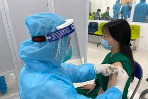 Tiêm vaccine COVID-19: Sau 30 phút lại làm việc như thường