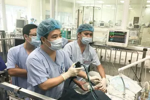  Ăn hạt điều bị sặc, bé trai 2 tuổi nguy kịch