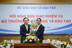 Nguyên bộ trưởng Bộ GD&ĐT Phùng Xuân Nhạ bàn giao nhiệm vụ