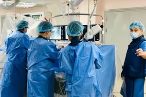 Người đàn ông khổ sở vì cương dương liên tục 4 ngày