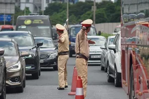 CSGT ‘mở đường’ cho người dân trở lại Hà Nội, TP.HCM sau lễ