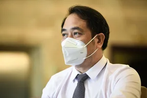 Việt Nam có nên cho bệnh nhân COVID-19 nhẹ điều trị tại nhà?