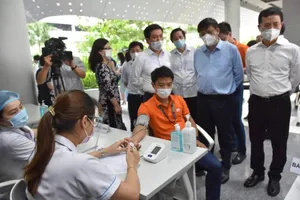 Những người cần thận trọng trong tiêm chủng vaccine COVID-19