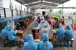 Nữ nhân viên bảo vệ tại Khu công nghiệp Bắc Thăng Long dương tính COVID-19