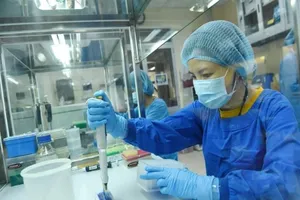 Hà Nội thêm 13 ca, người bán Vietlott sốt, đau họng đi test thì mắc COVID-19