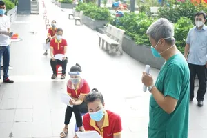 Thứ trưởng Nguyễn Trường Sơn hướng dẫn người dân tự lấy mẫu xét nghiệm COVID-19