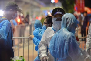 Hàng ngàn nhân viên y tế các tỉnh chi viện cho Hà Nội chống dịch