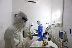 An Giang: Một bác sĩ cấp cứu phải lo cho gần 100 bệnh nhân COVID-19