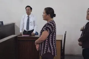 Đánh nhiều người, chị bị tăng án, em bị khởi tố tại tòa