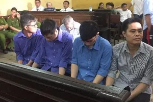 Lô gỗ trắc tiền tỉ núp bóng hàng gốm sứ 