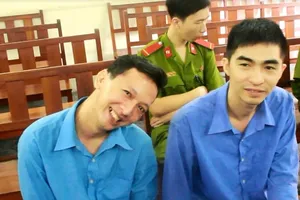 Bị cáo giết người vẫn cười tươi, tạo dáng chụp ảnh tại tòa